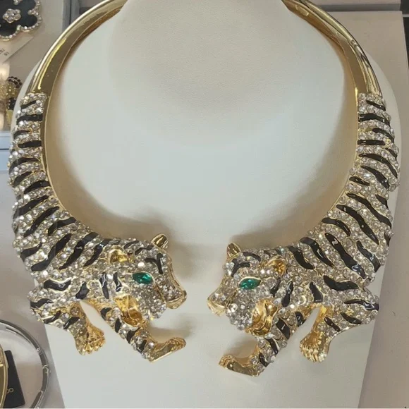 NWT ⚜️🖤⚜️ NATASHA GREEN EYED TIGERS STATEMENT NECKLACE - Picture 11 of 14